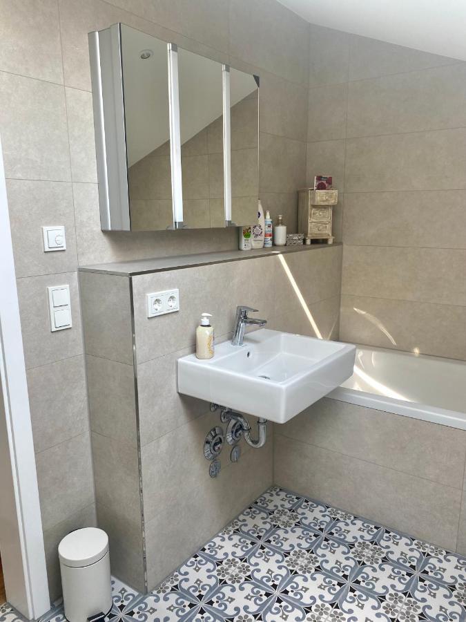 Sonniges Dg Apartment Nahe Bahnhof In กมุนด์ อัม เทกันซี ภายนอก รูปภาพ